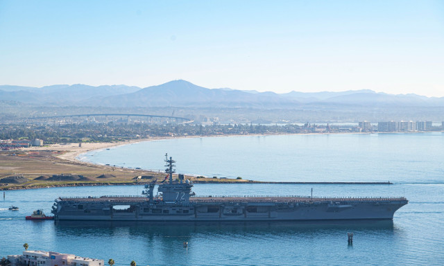 CENTCOM: Στο αεροπλανοφόρο USS Abraham Lincoln ο επικεφαλής της Κεντρικής Διοίκησης Μπραντ Κούπερ