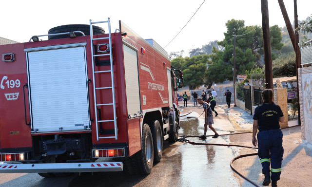 Φωτιά στη Σαλαμίνα: Σε ισχύ κυκλοφοριακές ρυθμίσεις - Συνεχίζονται οι απεγκλωβισμοί από θαλάσσης