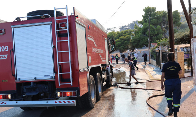 Φωτιά στη Σαλαμίνα: Στο Θριάσιο δύο εγκαυματίες - Γυναίκα έχει καεί στο 25% του σώματός της
