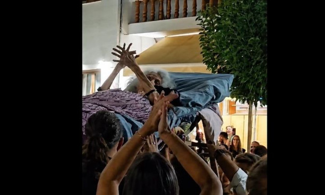 Κρήτη: Μοντέλο του Νταλί η ηλικιωμένη που την μετέφεραν με ξαπλώστρα σε πανηγύρι - Ποια είναι