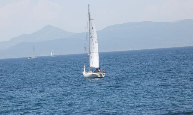 Καιρός: Ανεβαίνει η θερμοκρασία καθώς υποχωρούν τα μελτέμια - Τοπικές βροχές στα ηπειρωτικά ορεινά