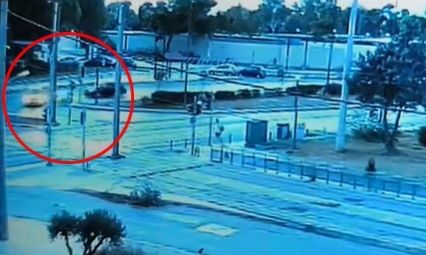 Ποσειδώνος: Η στιγμή που το ταξί κάνει αναστροφή και η μοτοσικλέτα πέφτει πάνω του – Βίντεο