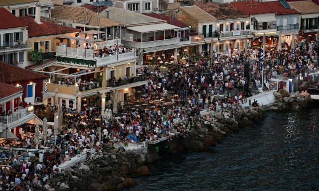 Υπερτουρισμός ή μετανάστευση; Τι προτιμάτε;