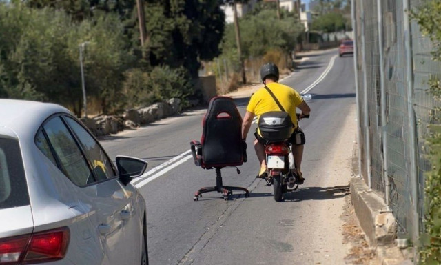 Χανιά: Οδηγούσε μηχανάκι και έσερνε… καρέκλα στον δρόμο