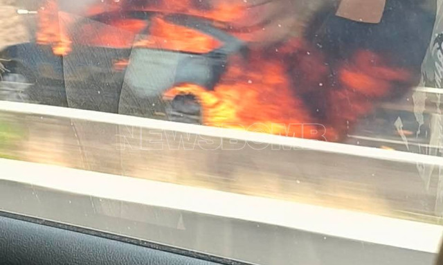 Φωτιά σε αυτοκίνητο και στύλο της ΔΕΗ στην Αθηνών – Λαμίας στο ύψος της Ριτσώνας