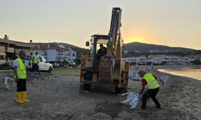 Χαλκιδική: Συνεργεία του Δήμου Πολυγύρου «ξήλωσαν» 100 ομπρέλες και ξαπλώστρες από τη Γερακινή
