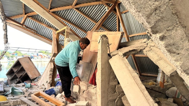 Ινδονησία: Μια 84χρονη παράλυτη γυναίκα ανασύρθηκε από τα ερείπια τρεις ημέρες μετά το σεισμό