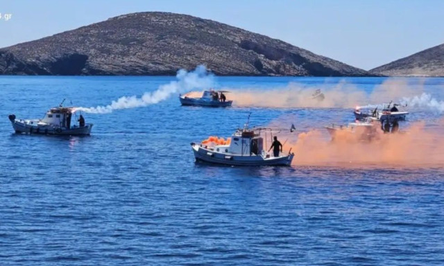 Θρήνος στην κηδεία του δημάρχου Φούρνων: Με αναμμένους πυρσούς τον υποδέχτηκαν οι κάτοικοι - Βίντεο