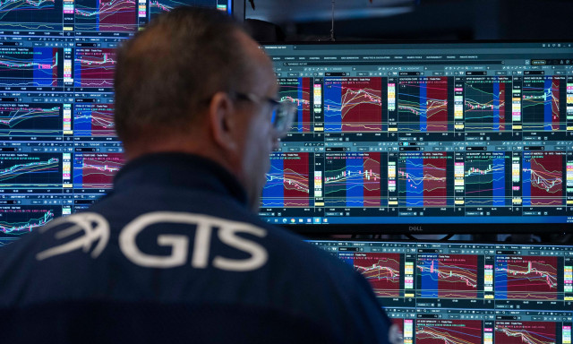 Wall Street: «Βουτιά» των δεικτών βιομηχανίας και τεχνολογίας και άνοδος των τιμών πετρελαίου