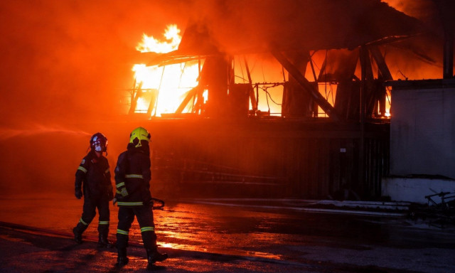 Μεγάλη φωτιά σε εργοστάσιο στη Λάρισα - Εξετάζεται αι το ενδεχόμενο εμπρησμού