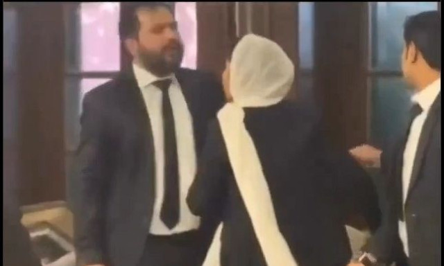 Ολέθριο λάθος: Παντρεμένος χαρίζει δώρο που κέρδισε σε συνάδελφό του - Η γυναίκα του καταφτάνει 