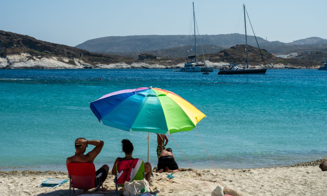 Καιρός: Σταθερή στους 37 βαθμούς η θερμοκρασία με βροχές στα ορεινά - Πότε επιστρέφουν οι βοριάδες