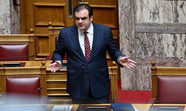 «Η αντιπολίτευση μεμψιμοιρεί, οι αριθμοί απαντούν» – Όφελος 2,6 δισ. ευρώ από τη μείωση του χρέους