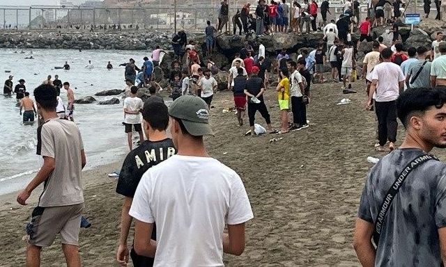 Η Ισπανία μεταφέρει 500 ανήλικες μετανάστριες από τη Θέουτα στην ηπειρωτική χώρα - Διαφωνεί η Ε.Ε.