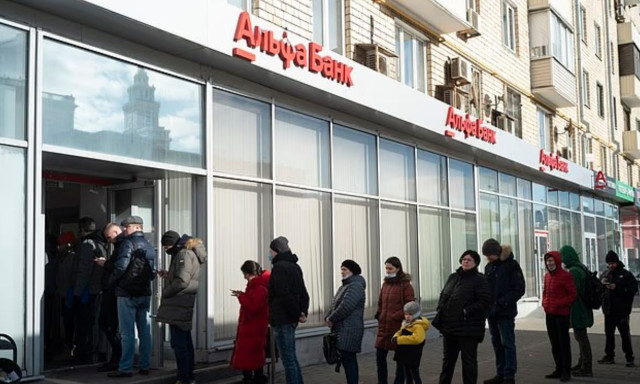 Δραματικές εικόνες στη Μόσχα: Ουρές στις τράπεζες για να βγάλουν τα λεφτά τους οι Ρώσοι