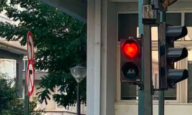 Αλεξανδρούπολη: Η κόκκινη καρδιά πήρε τη θέση του «Σταμάτη» στα φανάρια για τους πεζούς
