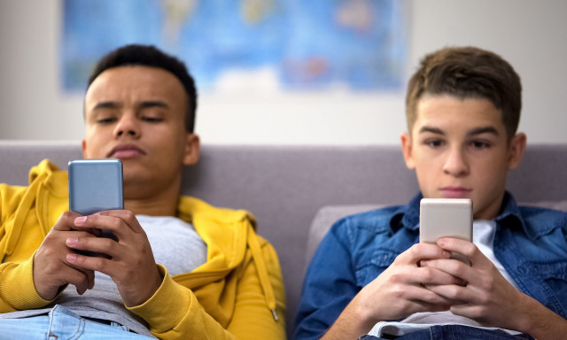 Είναι το Instagram και το Facebook τεχνηέντως εθιστικά; Το διακύβευμα στη δίκη της Meta