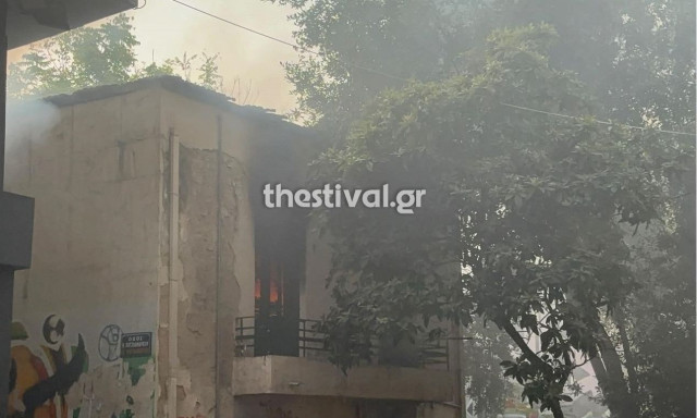 Θεσσαλονίκη: Φωτιά σε εγκαταλελειμμένο σπίτι στο κέντρο - Επιχειρούν 10 πυροσβέστες