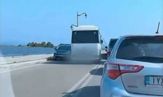 Λευκάδα: Οδηγός λεωφορείου έκανε επικίνδυνη προσπέραση πάνω στη γέφυρα - Δείτε βίντεο