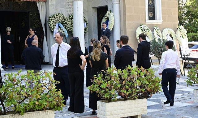 Κηδεία Στέφανου Μάνου: Το τελευταίο «αντίο» στον πρώην υπουργό - Ποιοι έδωσαν το «παρών»