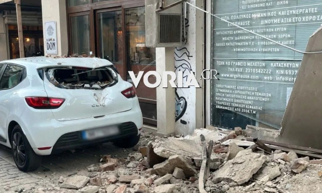 Θεσσαλονίκη: Τμήμα μπαλκονιού κατέρρευσε από κτίριο στο κέντρο της πόλης