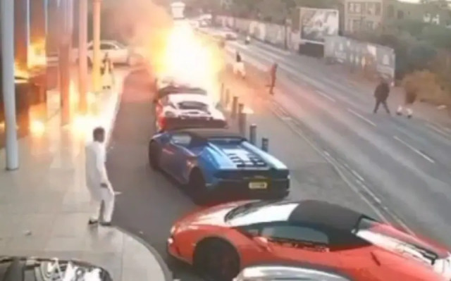 Βρετανία: Έκαψαν Ferrari και McLaren με μολότοφ έξω από γαμήλια δεξίωση