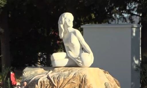 Λαύριο: Τοποθέτησαν νέο γλυπτό κοντά στη «Γυναίκα της Μακρονήσου» - Ο πρόεδρος του ΕΕΤΕ στο Newsbomb
