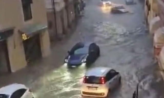 Σαρώνει την Ιταλία η κακοκαιρία: Πλημμύρες, κατολισθήσεις και εκκενώσεις