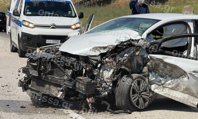 Σοβαρό τροχαίο έξω από τη Λάρισα – Αυτοκίνητο συγκρούστηκε με φορτηγό