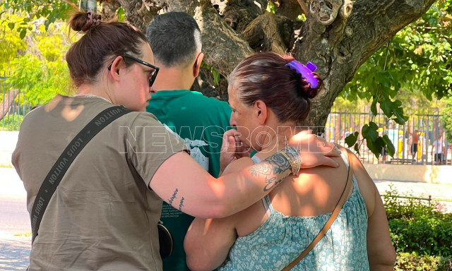 Νέα Σμύρνη: Σκηνές αρχαίας τραγωδίας έξω από την πολυκατοικία που δολοφονήθηκε η 45χρονη