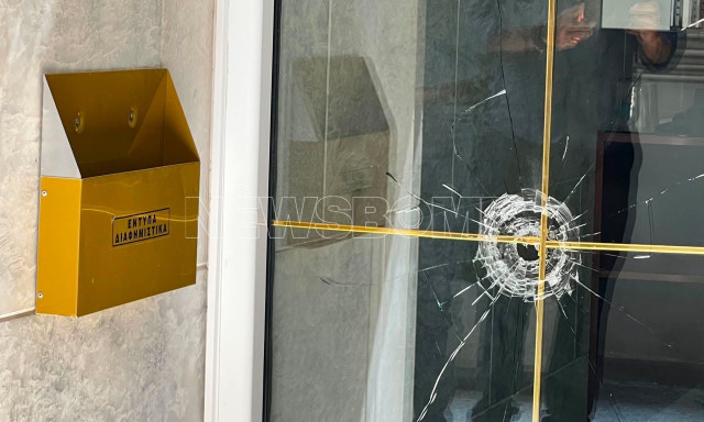 Νέα Σμύρνη: Εικόνες από το σημείο της στυγερής δολοφονίας - Καρφώθηκαν στο τζάμι οι σφαίρες