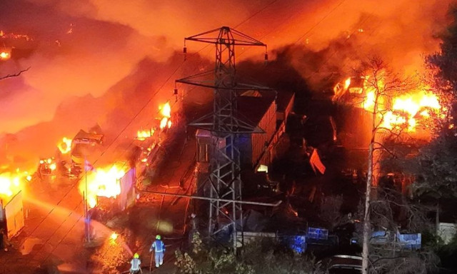 Τεράστια πυρκαγιά δίπλα στο αεροδρόμιο του Γκάτγουικ - Ζημιές σε 140 αυτοκίνητα - Συνελήφθη 67χρονος