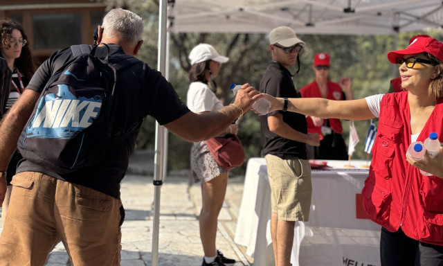 Καύσωνας: Ο Ερυθρός Σταυρός στηρίζει τους επισκέπτες της Ακρόπολης με νερό και είδη προστασίας