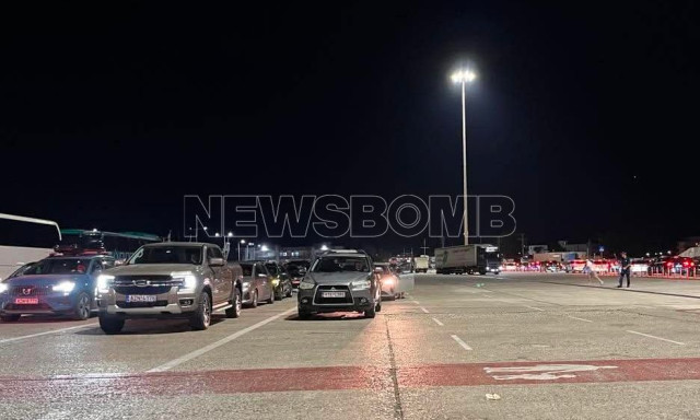 Χάος αυτήν την ώρα στο λιμάνι της Κυλλήνης με αδιανόητο μποτιλιάρισμα - Εικόνες και βίντεο