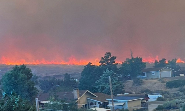 «Χάσαμε τα πάντα»: Ανεξέλεγκτη πυρκαγιά έχει καταστρέψει δεκάδες σπίτια στην πόλη Ρίνο - Περισσότεροι από 45.000 άνθρωποι έχουν εκκενώσεις τις κατοικίες τους