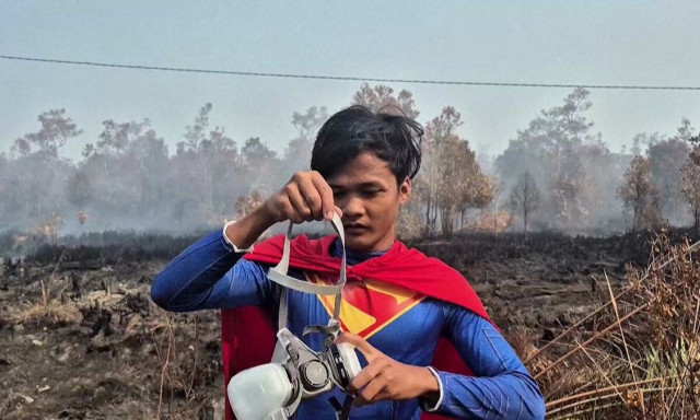 «Κρατήστε ψηλά το κεφάλι»: Με στολή Superman στη μάχη με τις φλόγες – Ο 17χρονος «ήρωας των δασών»