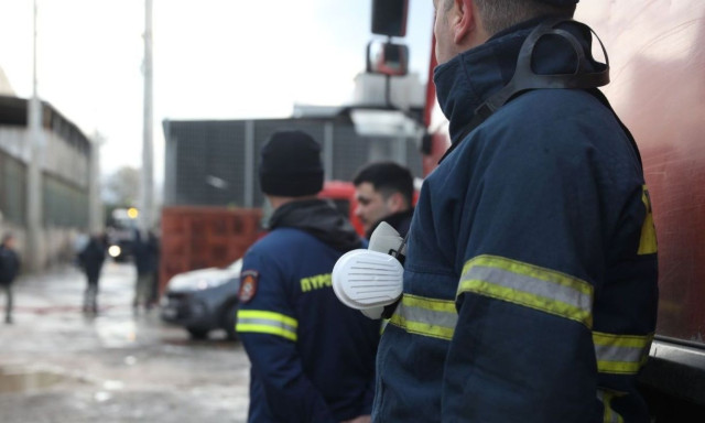 Δύο συλλήψεις για πυρκαγιά από όχημα που επεκτάθηκε σε δασική έκταση στην Καβάλα