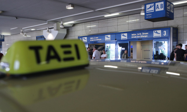Οδηγός ταξί ζήτησε από οικογένεια τουριστών €600 για κούρσα από αεροδρόμιο προς Αθήνα!