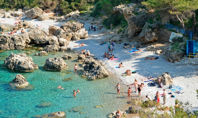 Ρόδος: Επιχείρηση «κατέλαβε» με ξαπλώστρες και ομπρέλες τη διάσημη παραλία «Άντονι Κουίν»