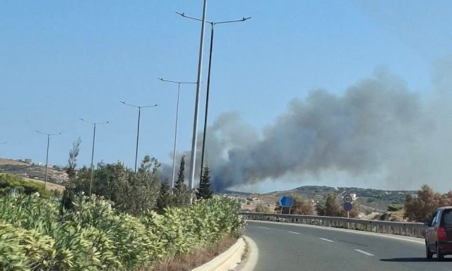 Φωτιά στο Λαύριο: «Οι βοριάδες απειλούν, αλλά τα εναέρια μέσα επιχειρούν κανονικά»