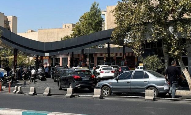Ιράν: Ουρές αναμονής έξω από τα βενζινάδικα στην Τεχεράνη λόγω των αμερικανικών κυρώσεων