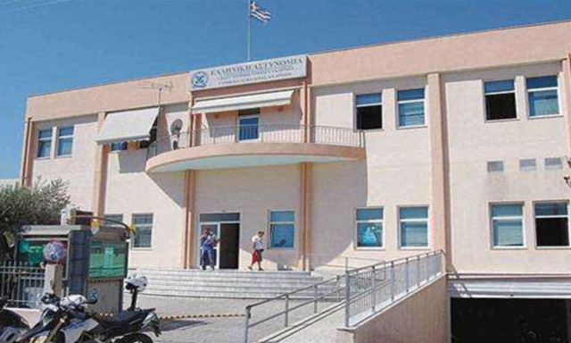 Νεαρός έβαλε φωτιά μέσα στο Αστυνομικό Τμήμα Αχαρνών - Διώκεται πλέον και για εμπρησμό