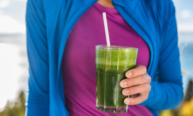 Τι κάνει ένα smoothie με μούρα, αβοκάντο και σπανάκι για την αρτηριακή σας πίεση