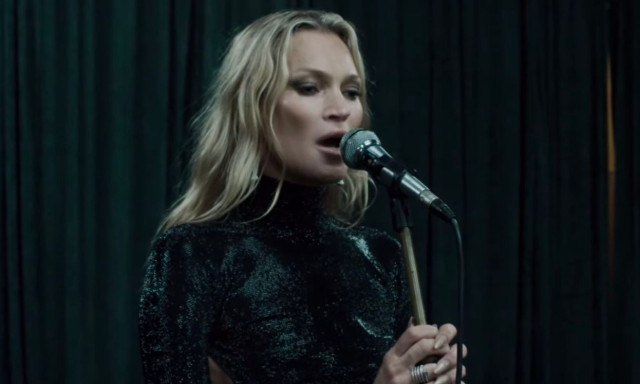 Η Kate Moss πρωταγωνιστεί στην ανοιξιάτικη καμπάνια της Gucci τραγουδώντας «Wicked Games»