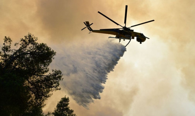 Οριοθετήθηκε η πυρκαγιά στο Χρυσόκαστρο Καβάλας - Επιχειρεί και ελικόπτερο