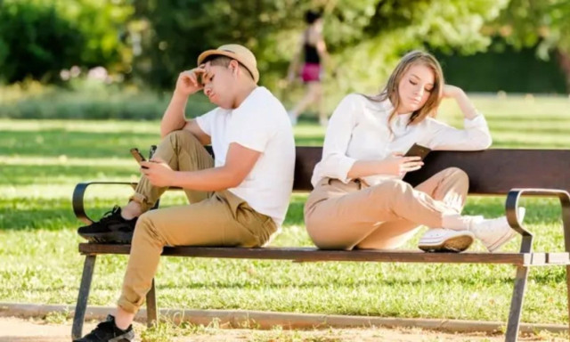 Τι είναι το Phubbing; Το νέο trend που όλοι κάνουμε και δεν καταλαβαίνουμε