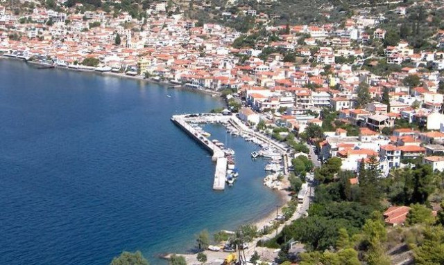 Πρόσκρουση επιβατηγού πλοίου στο λιμάνι του Μαντουδίου, απαγορεύτηκε ο απόπλους