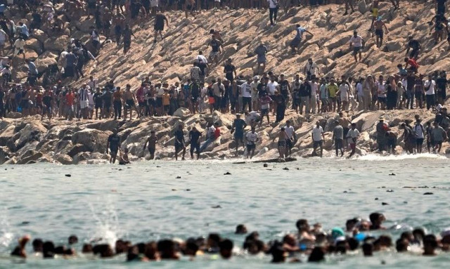 Θέουτα: Κάτοικοι γκρεμίζουν καταυλισμούς μεταναστών – Στα ύψη η ένταση, επέμβαση της αστυνομίας