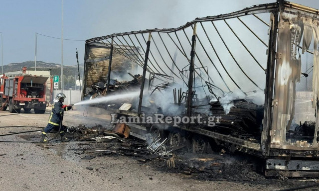 Λαμία: Φορτηγό «λαμπάδιασε» στη μέση της Εθνικής Οδού