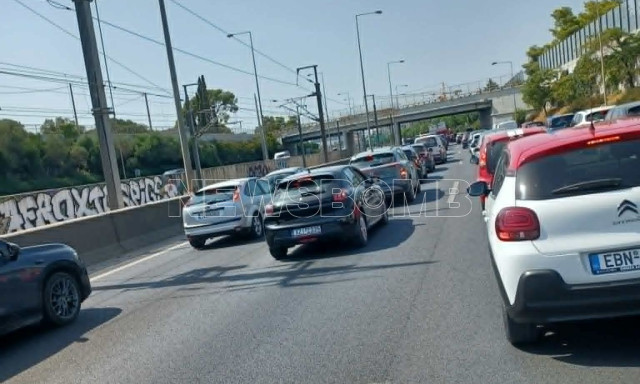 Τροχαίο στην Αττική Οδό: Ταλαιπωρία για τους οδηγούς - Καθυστερήσεις στο ρεύμα προς Ελευσίνα